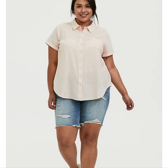 {3/$20} TORRID LIGHT PINK TEXTURED BUTTON FRONT SHIRT - Picture 1 of 8